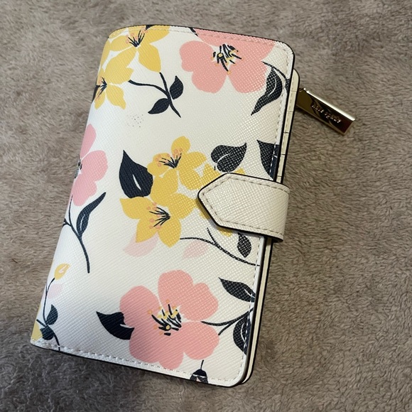 SOLD‼️ Kate Spade Compact bifold wallet - Picture 2 of 4